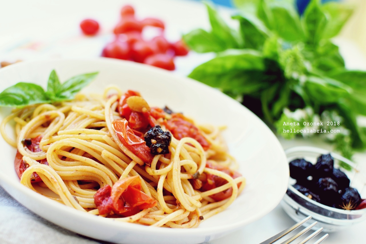 Bosko – diabelski smak włoskiego lata, czyli spaghetti z pomidorkami, migdałami, czarnymi oliwkami i kaparami